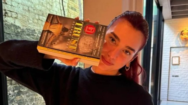 Dua Lipa sorprende al recomendar a escritora chilena en su club de lectura
