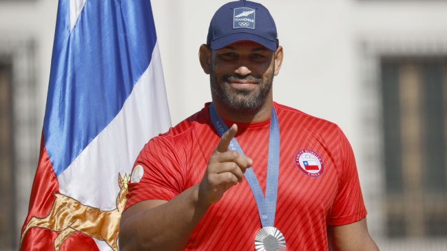 Yasmani Acosta recibirá millonario premio por terminar como número uno del mundo en lucha