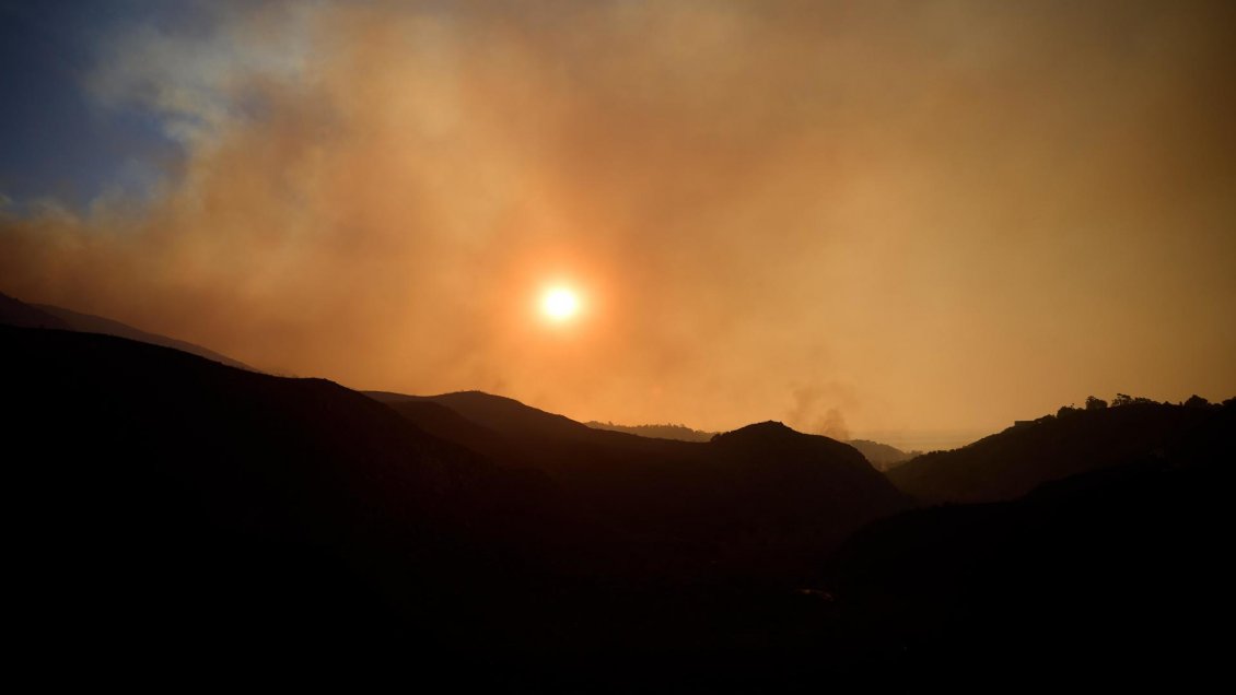 Chile se une a California para combatir devastadores incendios forestales
