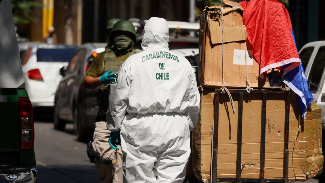 Carabineros descubrió acopio de ropa falsificada y armas en Barrio Yungay