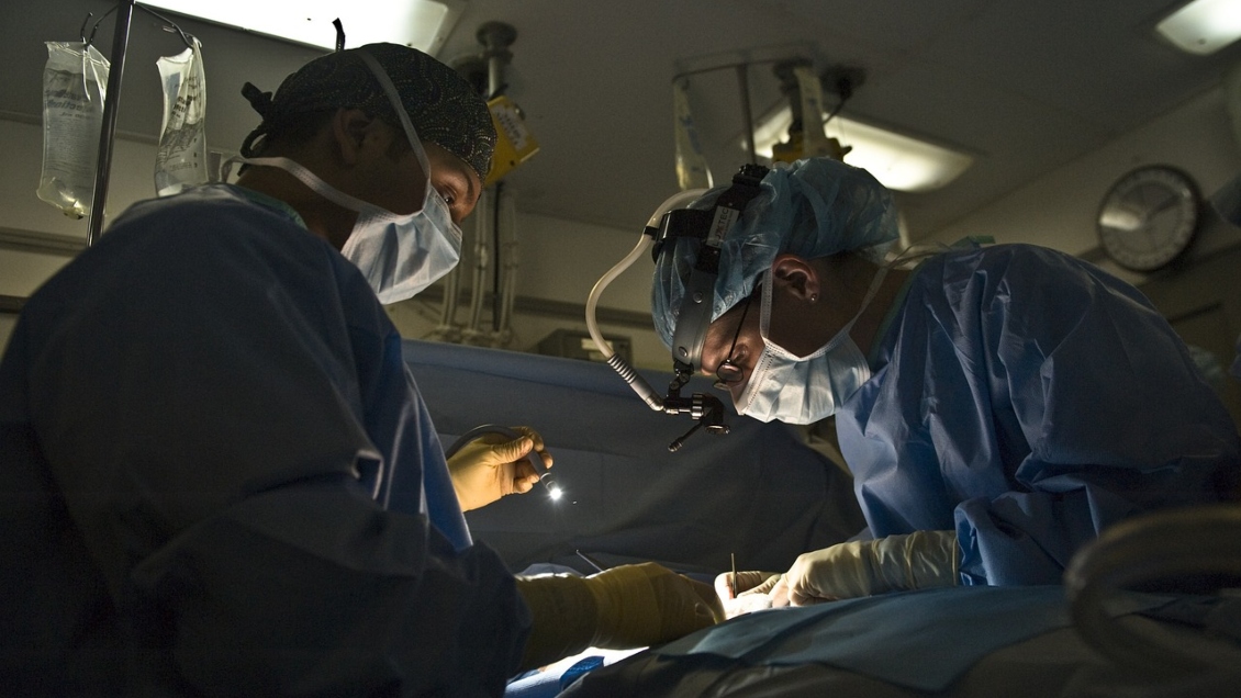 Médicos italianos realizaron el primer trasplante en el mundo de corazón sin dejar de latir