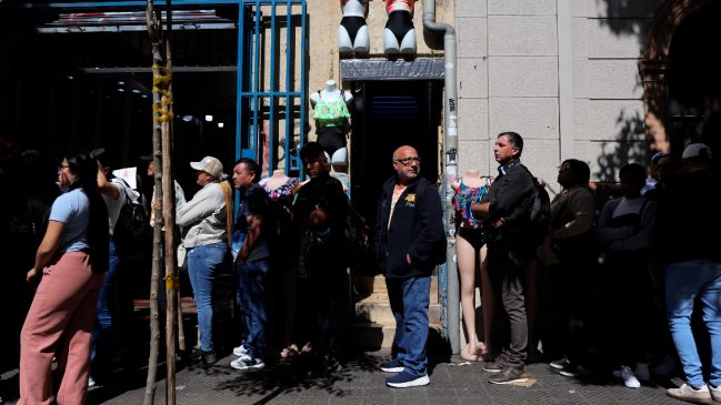 Oficialismo enfatiza importancia de regularización y oposición teme aumento de ilegales