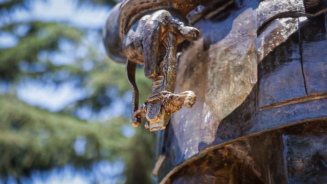 Roban espada de la estatua del teniente Merino en Lo Barnechea