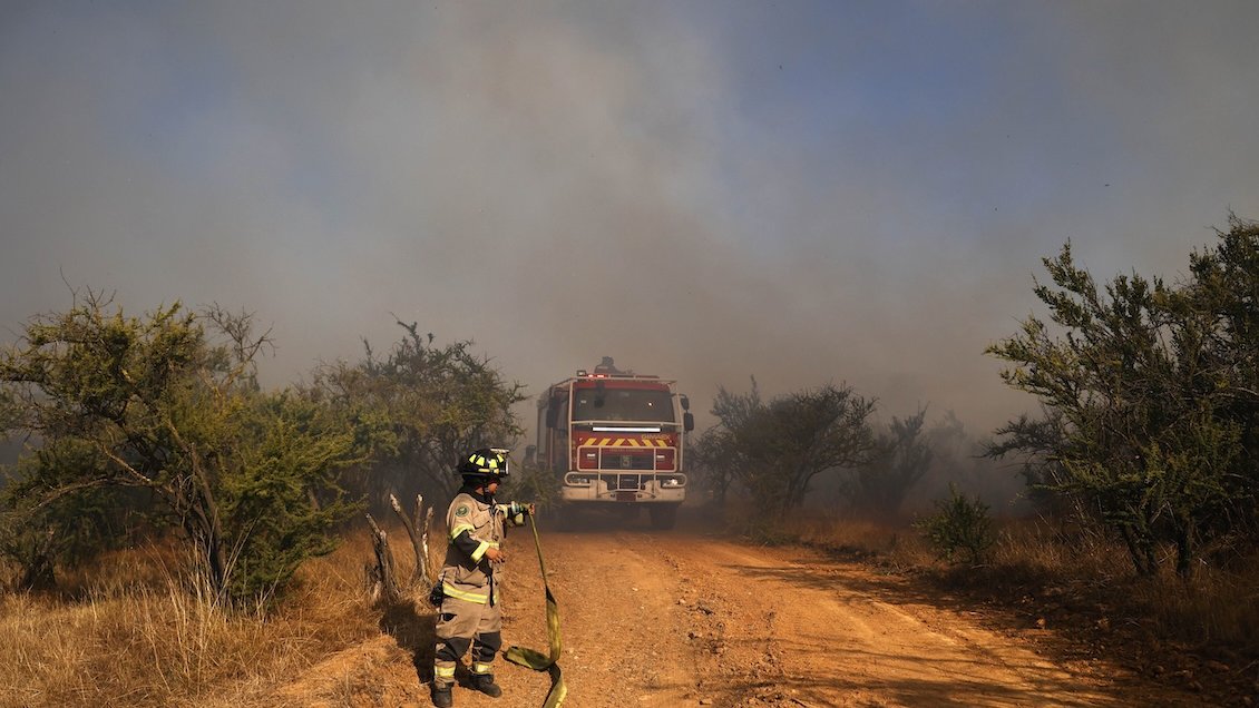 Continúa alerta roja en Melipilla y Padre Hurtado por incendio forestal