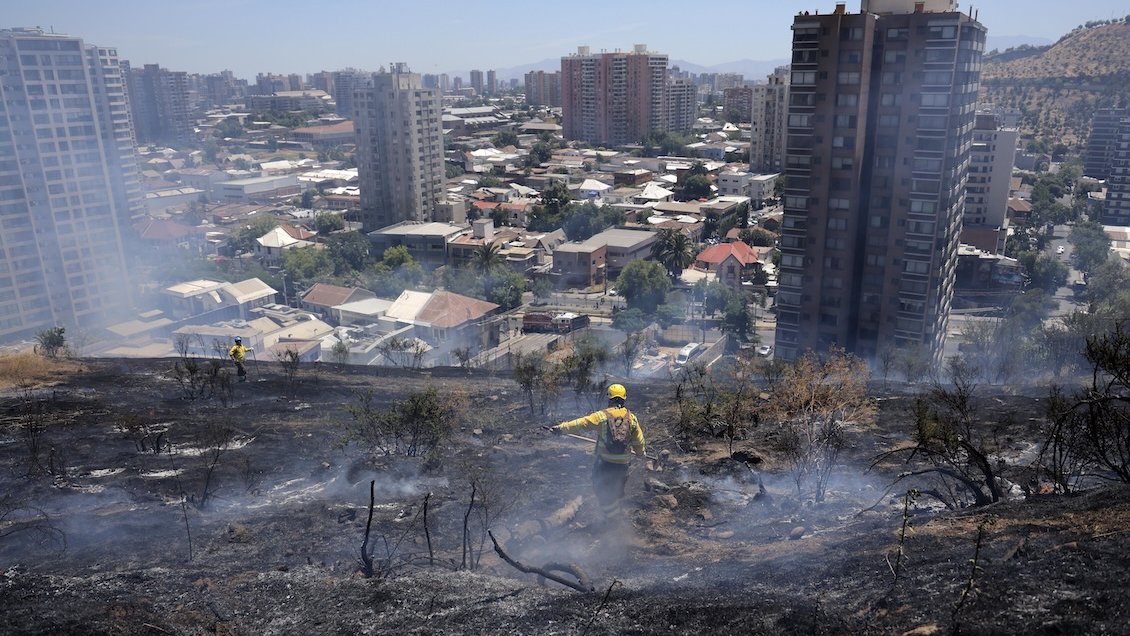 Incendio afecta ladera del Cerro San Cristóbal