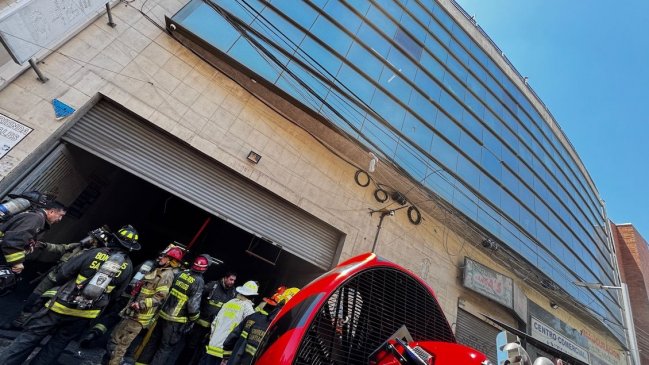 Incendio afectó bodegas subterráneas en el Barrio Meiggs