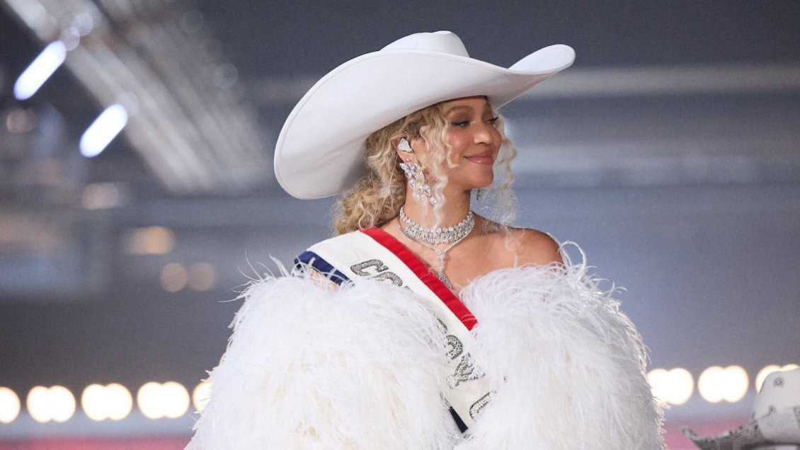 En la NFL: Beyoncé debutó canciones en vivo y cantó un cover de The Beatles En la NFL: Beyoncé debutó canciones en vivo y cantó un cover de The Beatles