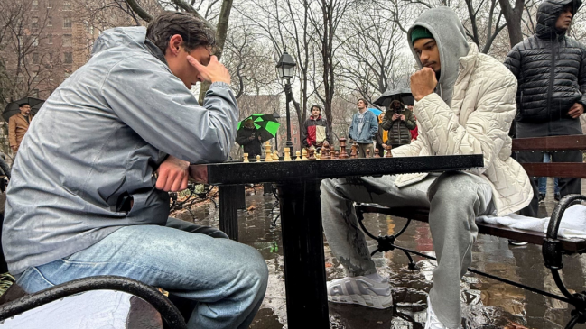 Victor Wembanyama jugó ajedrez en un parque de Nueva York