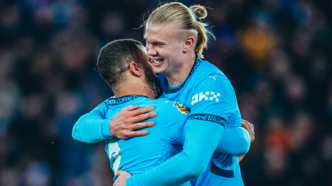 Manchester City recuperó las sonrisas ante Leicester y trepó en la Premier