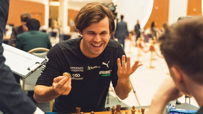 Magnus Carlsen fue readmitido en el Mundial de ajedrez tras su expulsión por el uso de jeans