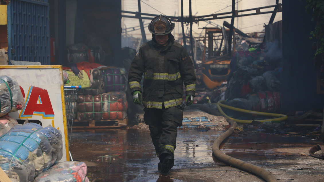 Valparaíso: Bomberos fue a combatir incendio y terminó evacuando a gente por marejadas