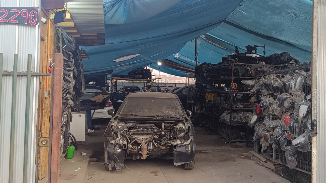 La Pintana: Descubren veintena de autos robados y adulterados en una desarmaduría