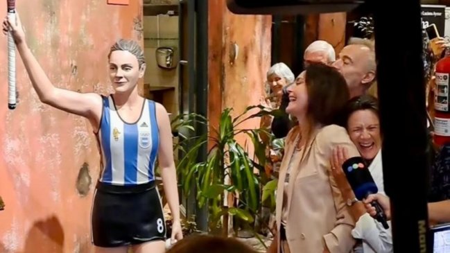 ¡Sorprendida! Luciana Aymar develó estatua en su honor en Rosario