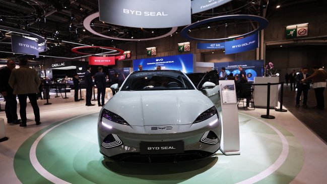 BYD vuelve a superar a Tesla en venta de vehículos eléctricos a nivel mundial, según WSJ