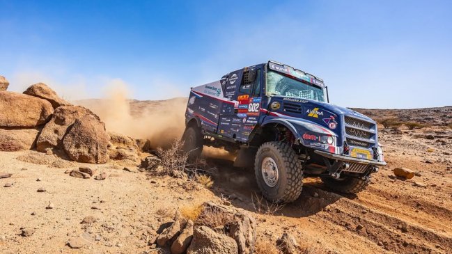 Mitchel Van den Brink mantuvo su dominio en camiones en la primera etapa del Dakar 2025