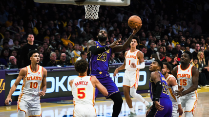   LeBron James hizo historia en la NBA al liderar el triunfo de los Lakers contra Hawks 