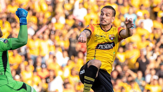 ¿Esperanza para la U? Octavio Rivero no viajó a la pretemporada de Barcelona