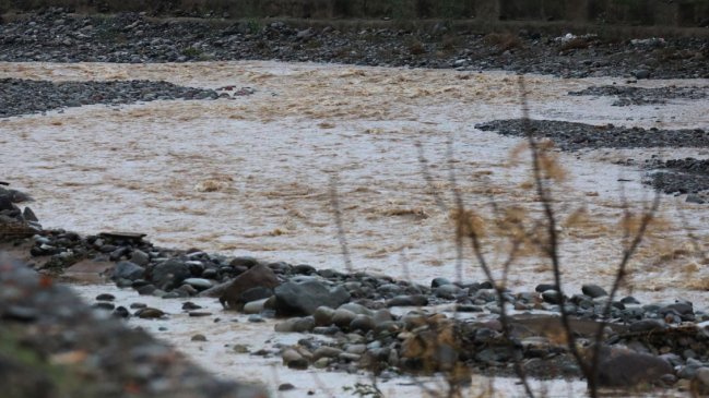 Cadáver fue hallado semidesnudo en el río Mapocho