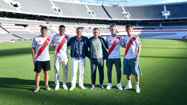 Gonzalo Tapia posó en el Monumental de Buenos Aires con los refuerzos de River Plate
