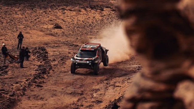 Al-Attiyah exhibió su poderío al vencer la quinta etapa y recorta distancias en la general en autos