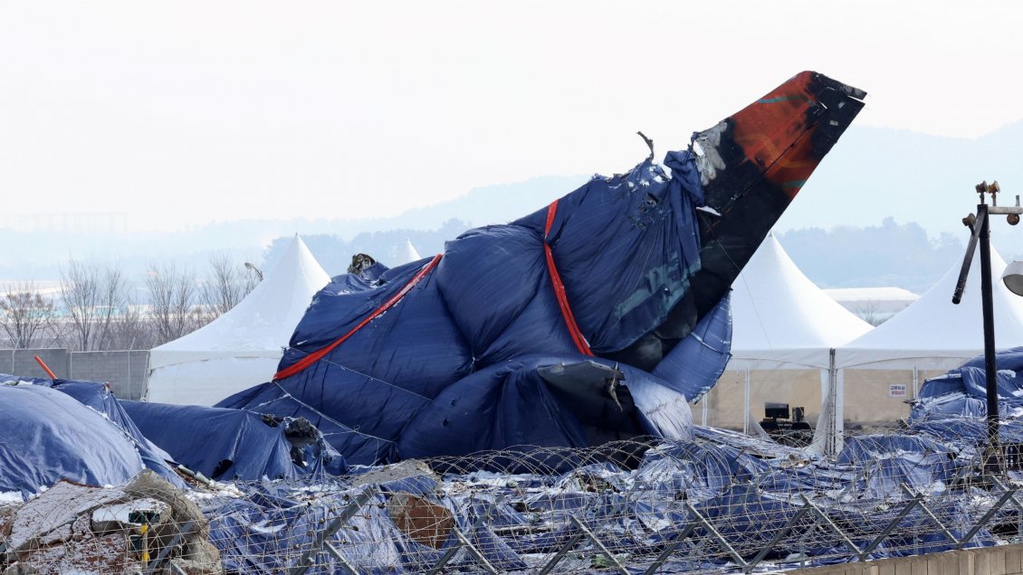 Seúl confirmó que cajas negras de avión siniestrado dejaron de grabar minutos antes