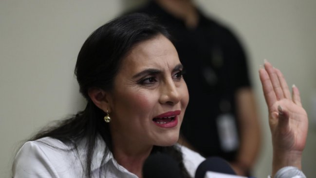 Denuncian a vicepresidenta de Ecuador por presunta usurpación y retención ilegal del mando