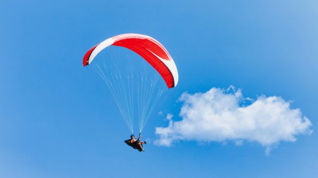 Turista chileno fue detenido por saltar en paracaídas desde un hotel en Brasil