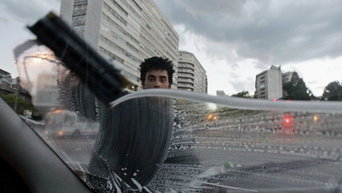 Conductor baleó a limpiaparabrisas callejero en Santiago