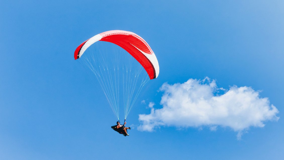 Turista chileno fue detenido por saltar en paracaídas desde un hotel en Brasil