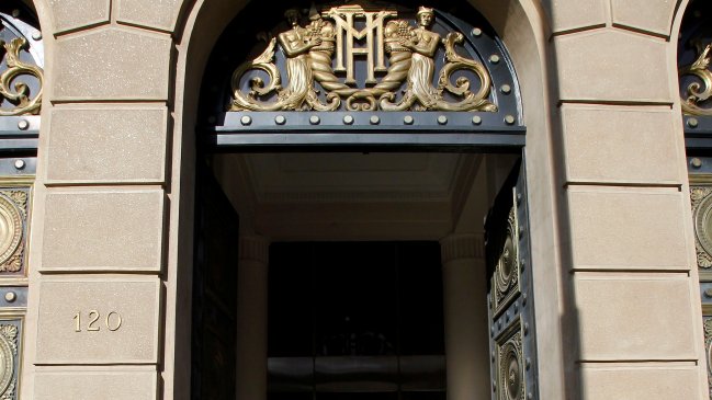 Mujer falleció tras caer desde el piso 14 del Ministerio de Hacienda