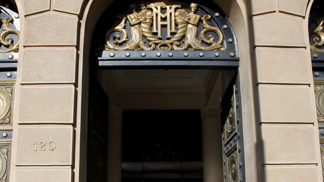 Mujer falleció tras caer desde el piso 14 del Ministerio de Hacienda