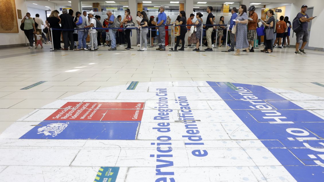 Contraloría fiscalizará al Registro Civil por insólitos errores en nuevos carnet