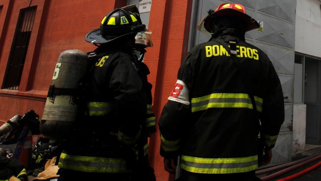 Incendio afectó al menos a cinco viviendas en La Granja