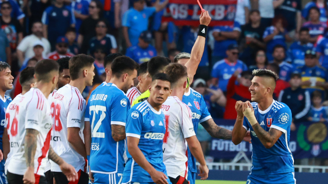 [VIDEO] La expulsión de Leandro Fernández que dejó a la U con uno menos ante River