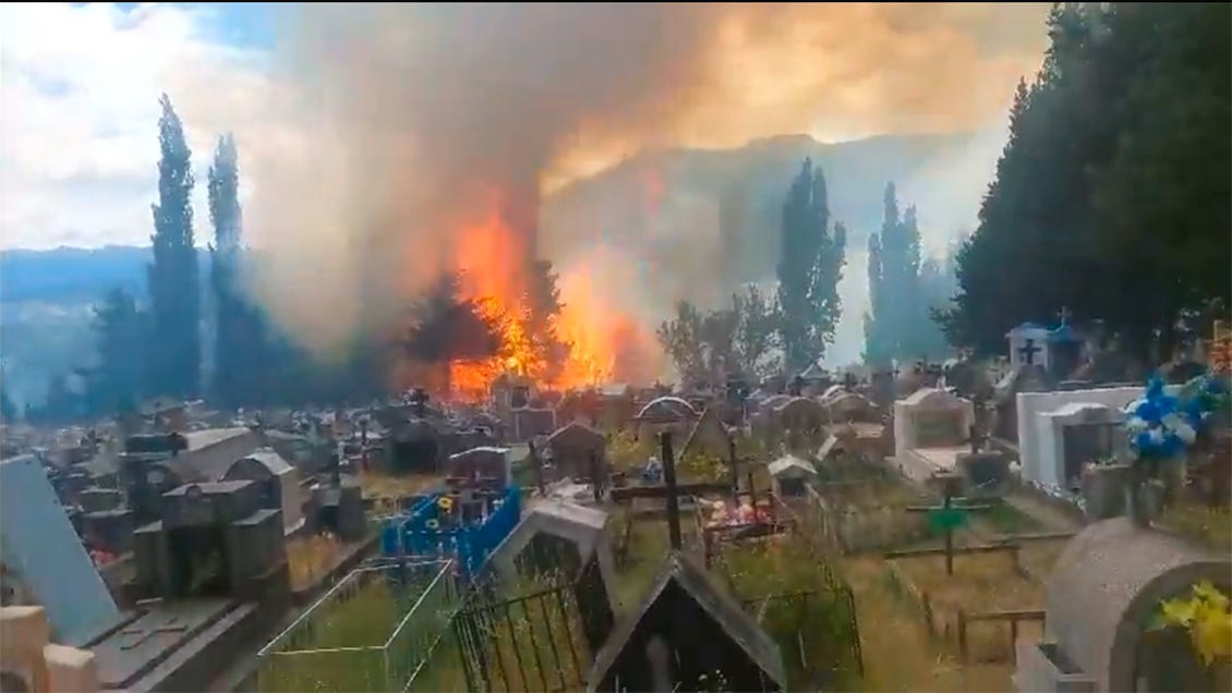 Incendio forestal en cementerio obliga a declarar alerta roja en Coyhaique