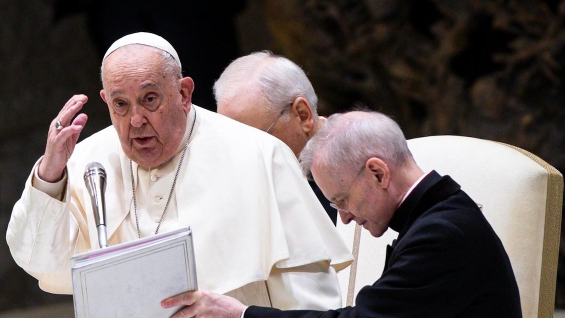 El papa critica a países que invierten en la industria armamentística: 