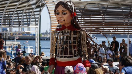   Muñeca gigante Amal llegó al Muelle Prat 
