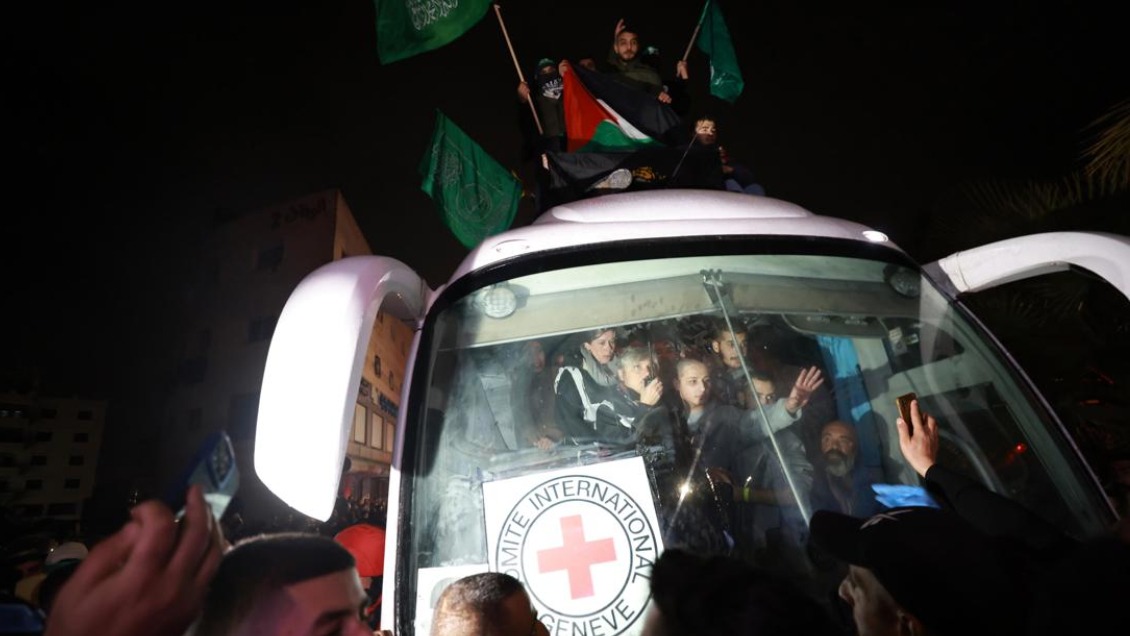 Primer día de alto el fuego en Gaza: Tres rehenes israelíes y 90 presos palestinos libres