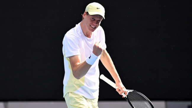 Sinner sorteó sus problemas físicos ante Rune y pasó a cuartos en Australia