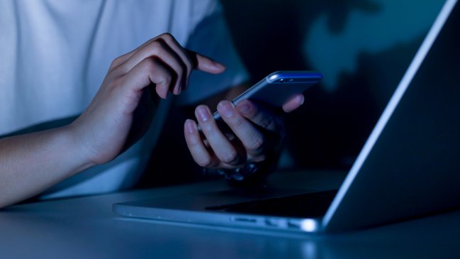 Mujer deberá pagar $3 millones a vendedora tras insultarla por redes sociales