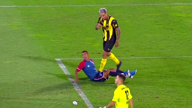 Generó repudio: Jugador de Peñarol agredió a juvenil de Nacional en el clásico uruguayo