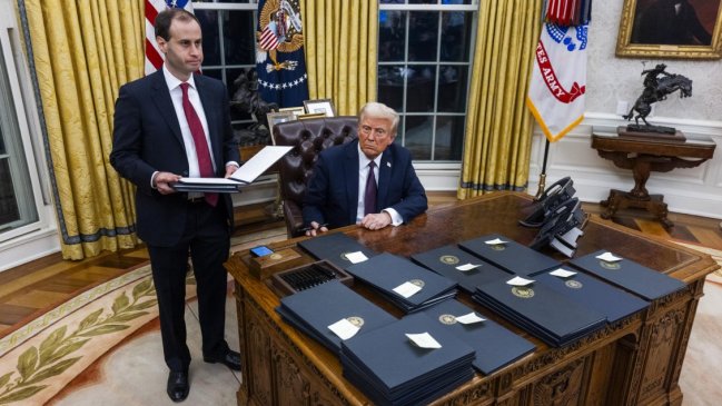 A punta de decretos, Trump se lanzó a demoler el legado de Biden