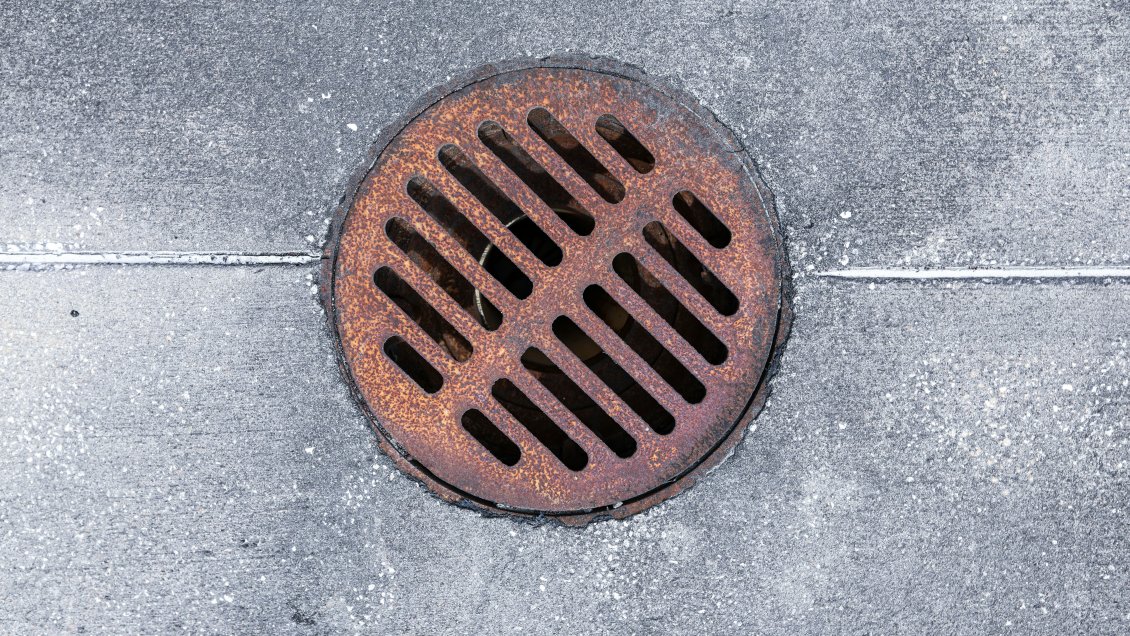 Ciudad italiana busca sus alcantarillas con detectores de metal tras asfaltarlas por error