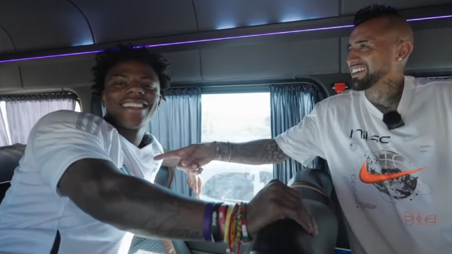 Speed lució la camiseta de Colo Colo junto a Vidal en su frenético paso por Chile