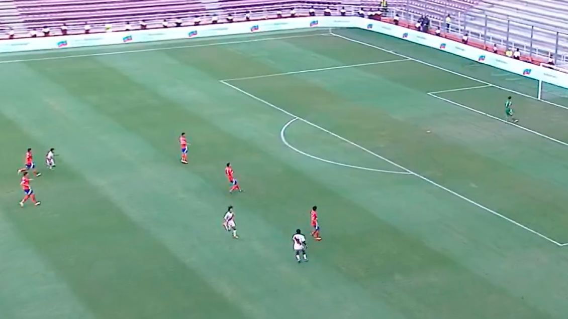 [VIDEO] Soyer sorprendió adelantado a Ignacio Sáez y marcó un golazo para Perú