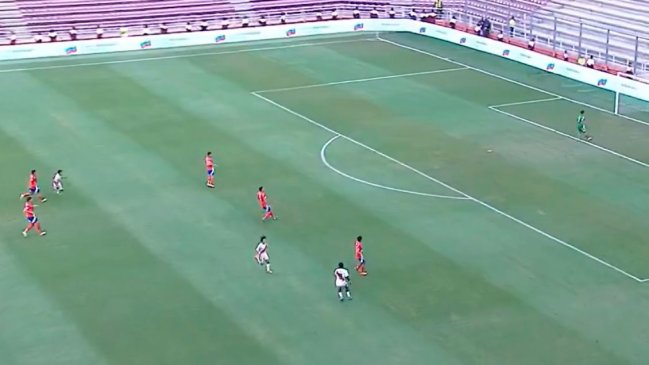[VIDEO] Soyer sorprendió adelantado a Ignacio Sáez y marcó un golazo para Perú