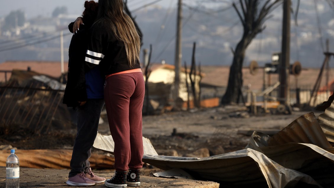 Damnificados por el incendio de Viña del Mar exigen respuestas del Gobierno