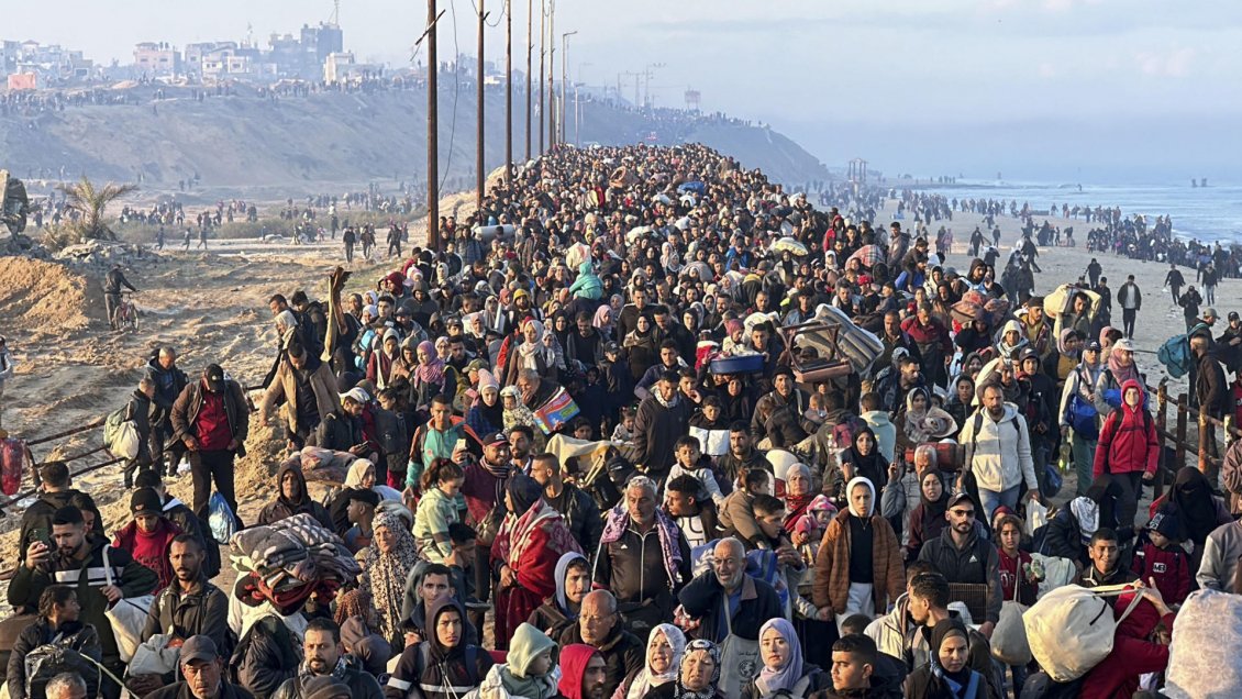 [Video] Miles de palestinos cruzan al norte de Gaza para encontrar un ...