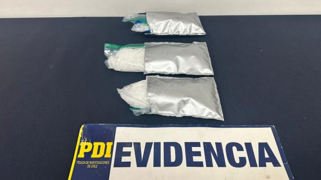 Escondida en su maleta: Detenido transportaba cocaína en aeropuerto de Santiago