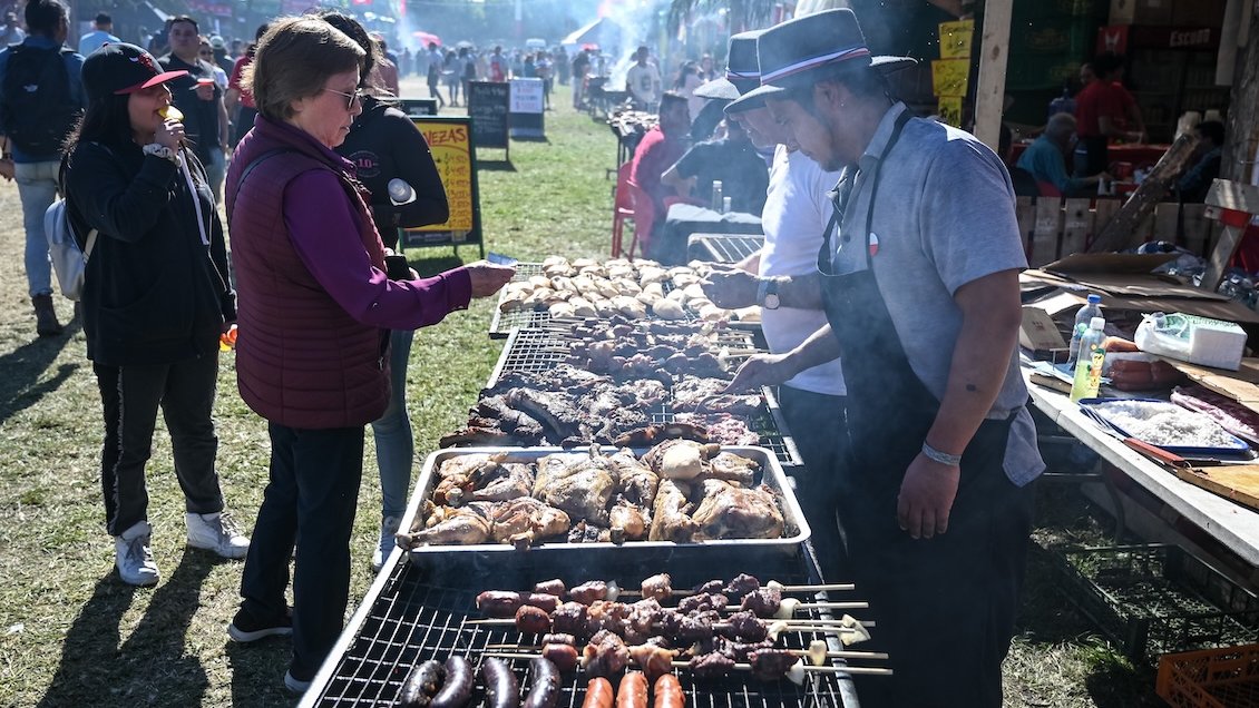 Gobierno anuncia proyecto que prohíbe los asados en días de calor extremo